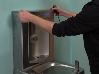 Technicien P2O vérifiant un appareil d'eau filtrée