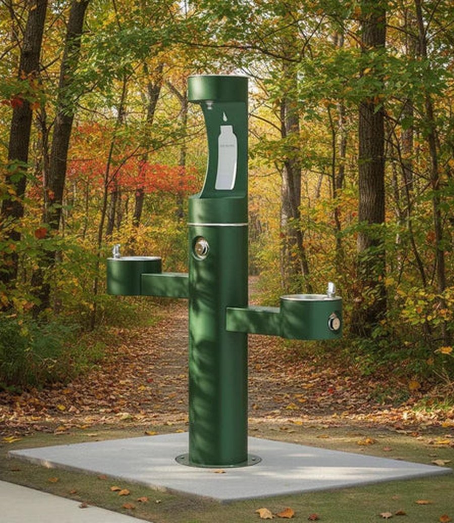 Fontaine à eau extérieure verte Oasis installée près d'un banc dans un parc