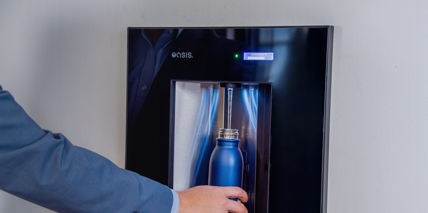 Bouteille d'eau filtrée P2O remplie au distributeur d'un hôtel