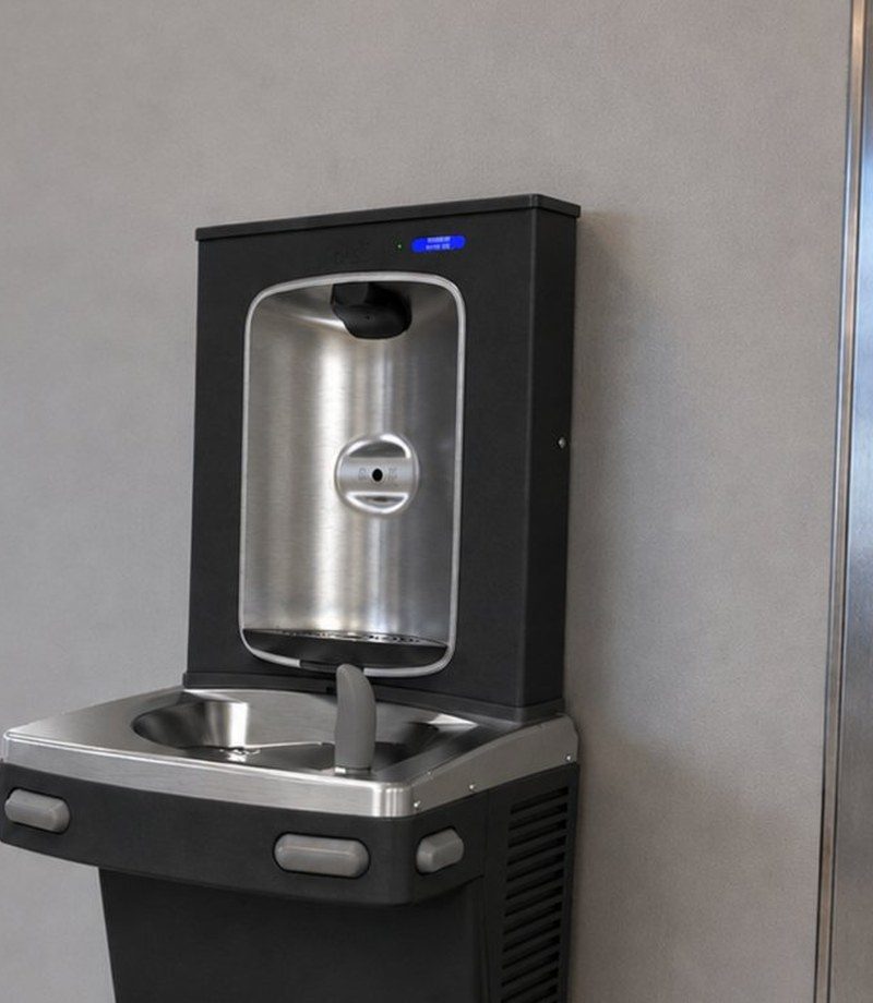 Station de remplissage de bouteilles installée dans le hall d'un édifice public